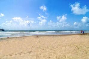 Beach - Charming beach home with kitchen, living space, TV, WIFI, patio and shared pool (Corpus Christi)