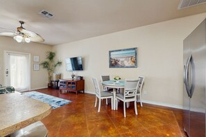 Dining - Charming beach home with kitchen, living space, TV, WIFI, patio and shared pool (Corpus Christi)