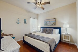 Internet, bed sheets - Charming beach home with kitchen, living space, TV, WIFI, patio and shared pool (Corpus Christi)