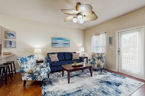 TV - Charming beach home with kitchen, living space, TV, WIFI, patio and shared pool (Corpus Christi)