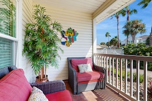 Property grounds - Charming beach home with kitchen, living space, TV, WIFI, patio and shared pool (Corpus Christi)