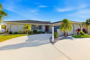 Exterior - Waterfront home, with private pool and lanai, Gulf access with fishing dock (Punta Gorda)