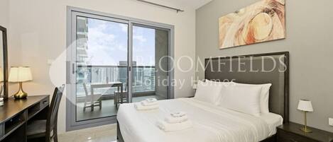 Caja de seguridad en la habitación y tabla de planchar con plancha