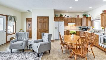 Kühlschrank, Mikrowelle, Herdplatte, Wasserkocher mit Kaffee-/Teezubehör