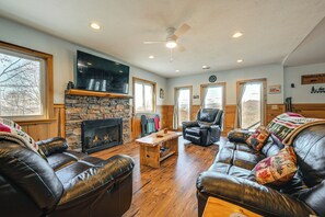 Télévision, cheminée, lecteur de DVD, baby-foot