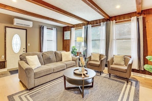 TV - Inviting Family Home, 2 Mi to Eastwood Mall! (Niles)