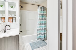 Hair dryer, towels - Inviting Family Home, 2 Mi to Eastwood Mall! (Niles)