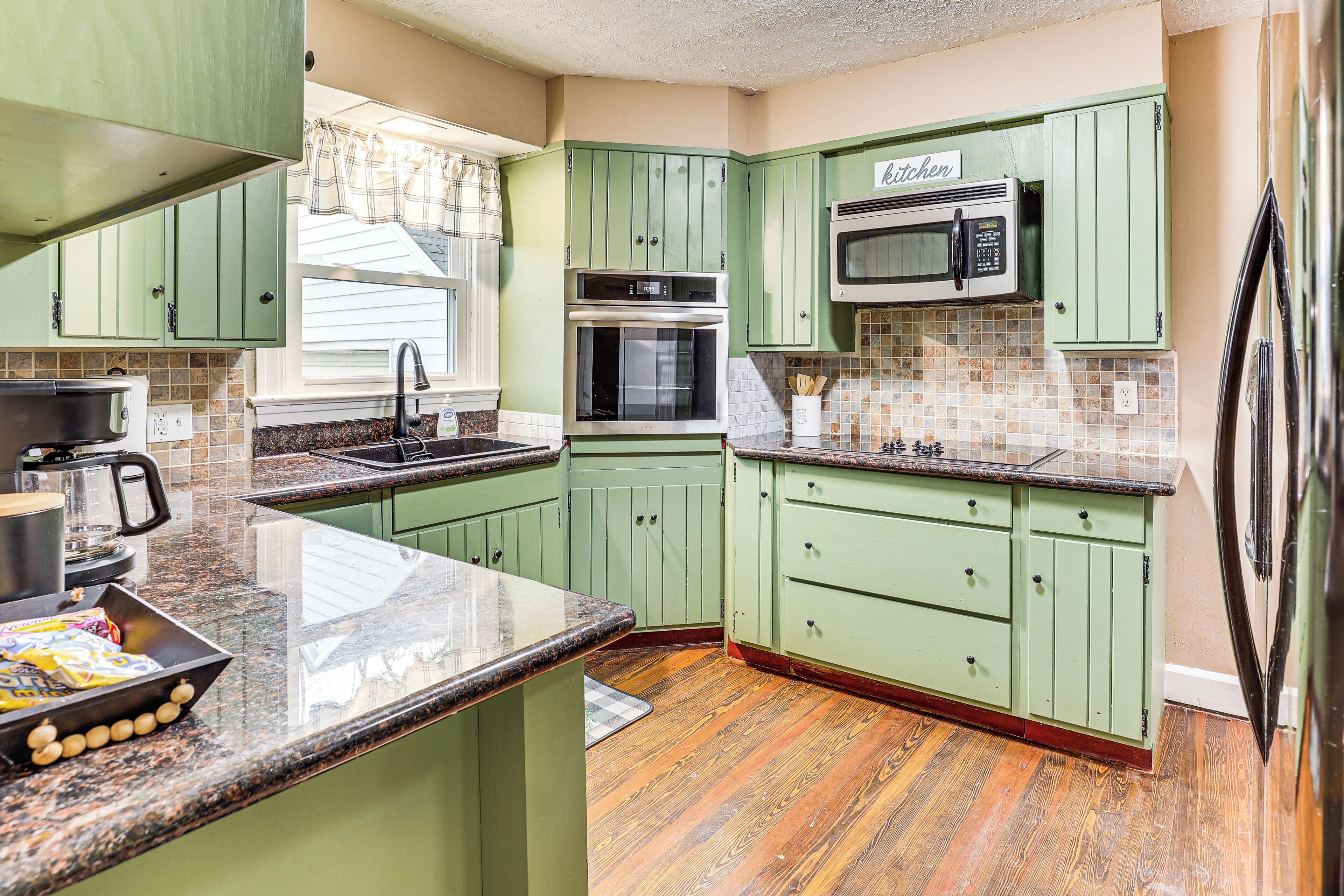 Fridge, microwave, stovetop, dishwasher