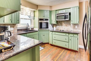 Fridge, microwave, stovetop, dishwasher