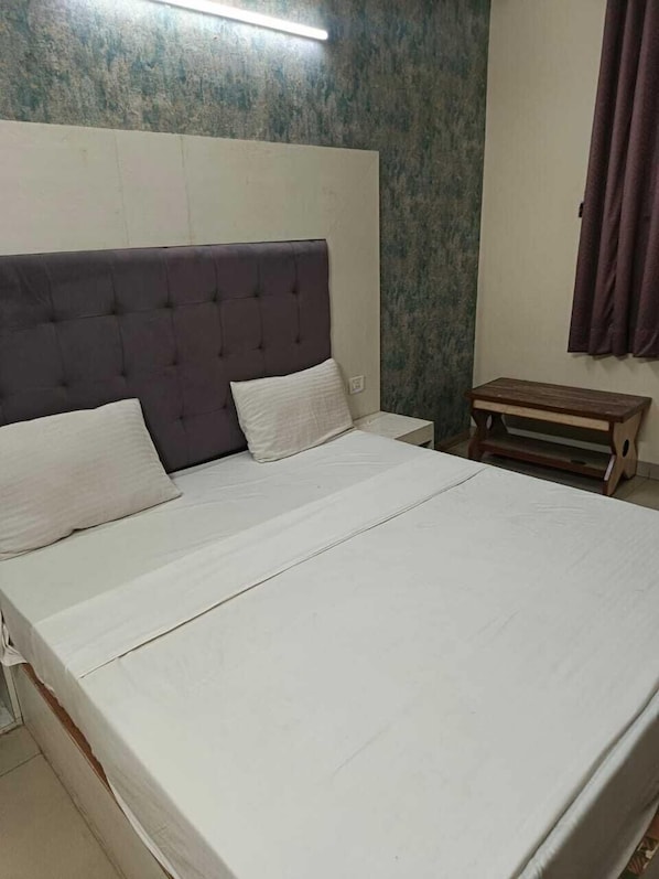 Desk, laptop workspace, free WiFi - Airport hotel Mayank plaza (New Delhi)