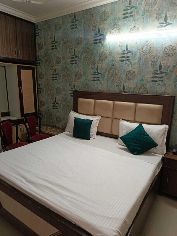 Desk, laptop workspace, free WiFi