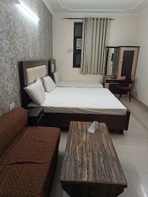 Desk, laptop workspace, free WiFi - Airport hotel Mayank plaza (New Delhi)