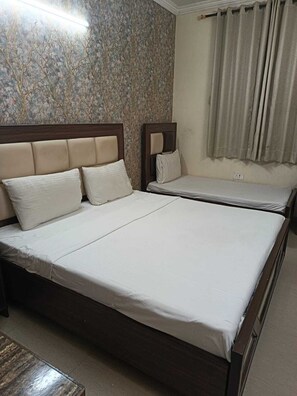 Desk, laptop workspace, free WiFi