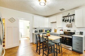 Geladeira, micro-ondas, cooktop, lava-louças