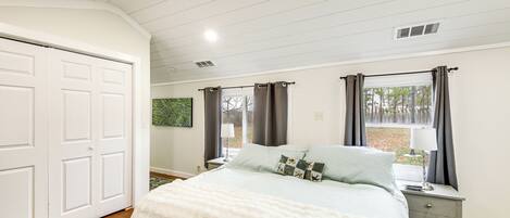 3 chambres, bureau, fer et planche à repasser, lit parapluie