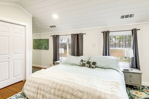 3 bedrooms, desk, iron/ironing board, travel crib - Families Welcome! Zionsville Home w/ Yard & Patio (Zionsville)