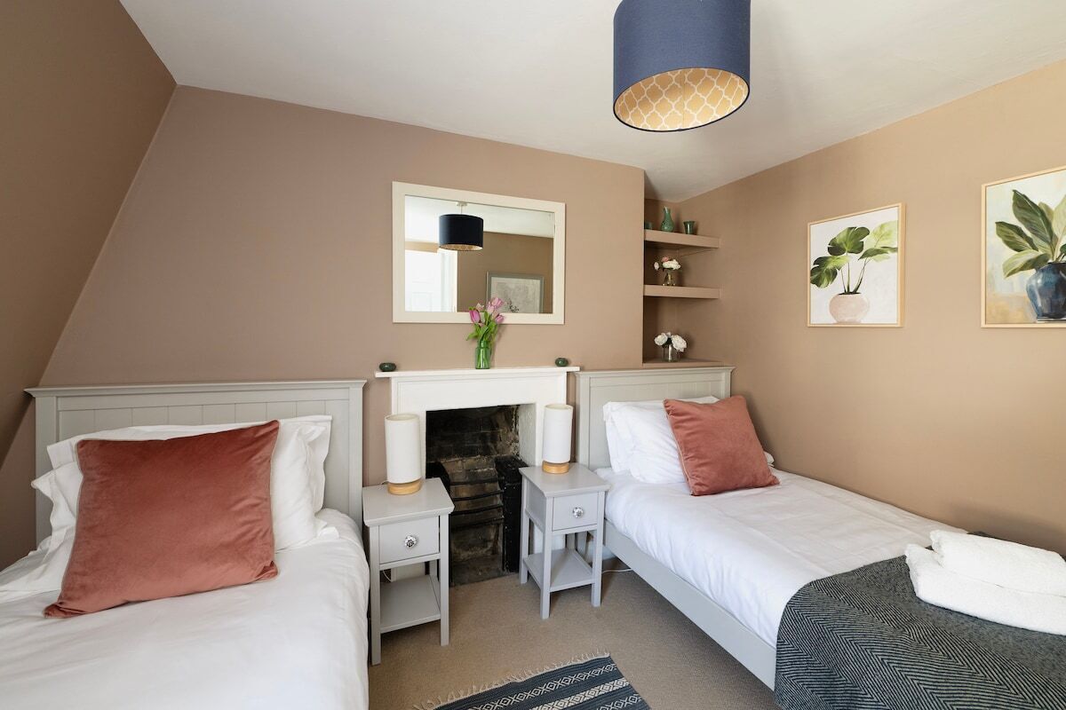 Iron/ironing board, travel cot, free WiFi, bed sheets