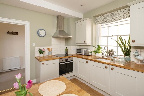 Fridge, microwave, oven, stovetop - Lovely Maisonette in Centre of City w/ Parking (Bath)