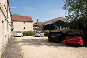 Property grounds - Lovely Maisonette in Centre of City w/ Parking (Bath)