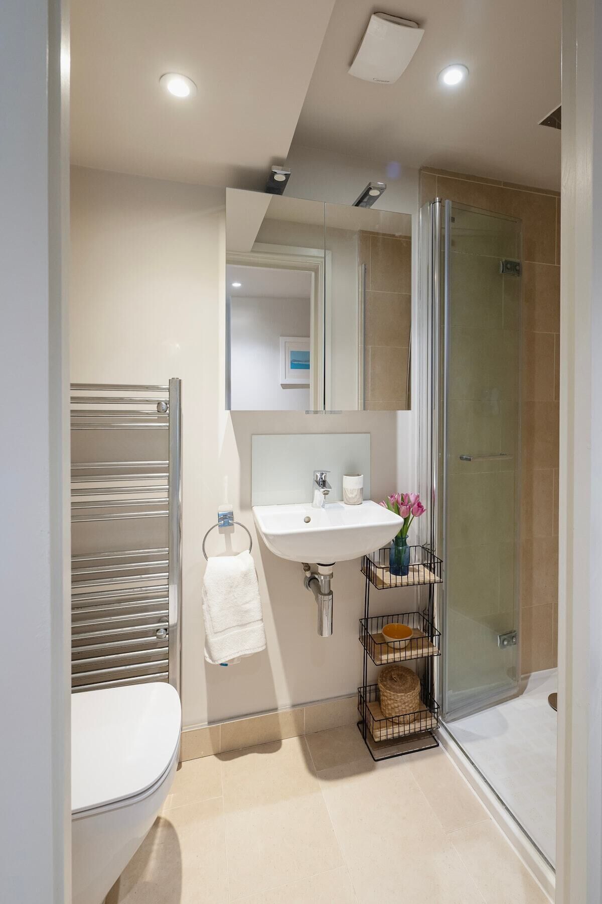 Douche, sèche-cheveux, serviettes fournies