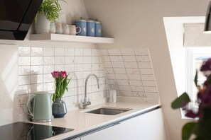 Kaffetrakter/tekoker, kjøleskap, mikrobølgeovn og ovn