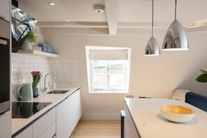 Fridge, microwave, oven, stovetop - Stylish Georgian Apartment in Centre of Bath (Bath)