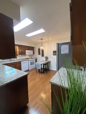 Microwave, oven, stovetop, dishwasher - NEW to VRBO! Sleeps 10 close to all attractions including BMS, King, DT & Casino (Bristol)