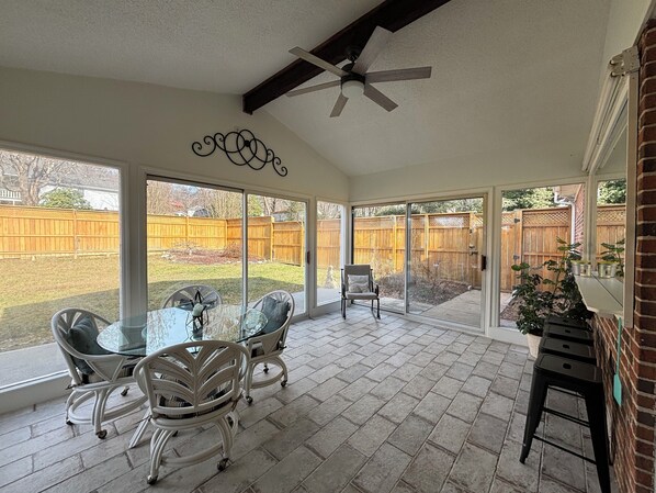 Interior - NEW to VRBO! Sleeps 10 close to all attractions including BMS, King, DT & Casino (Bristol)