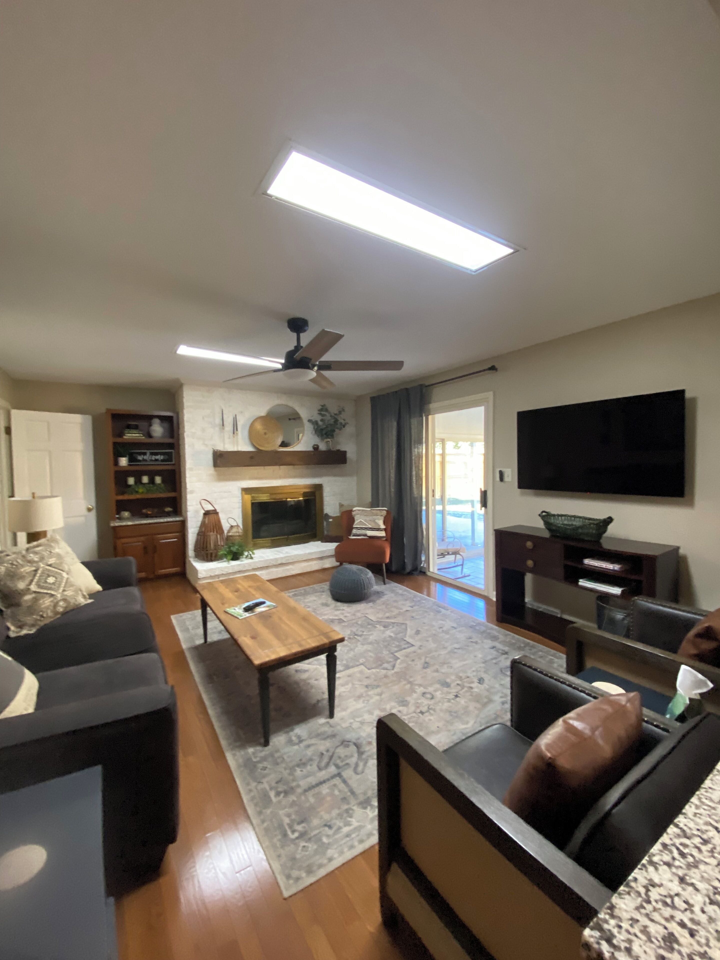 TV, fireplace