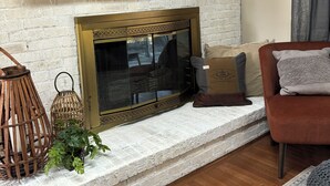 A living room with a fireplace, a wooden shelf, and a mirror. - Sleeps 10 close to all attractions! BMSpeedWay, DT, Casino, Holston & Boone Lake (Bristol)