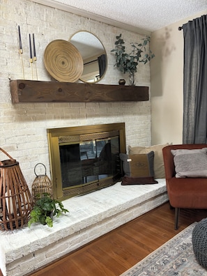TV, fireplace - NEW to VRBO! Sleeps 10 close to all attractions including BMS, King, DT & Casino (Bristol)