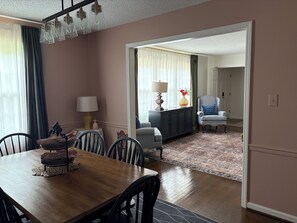 Interior - NEW to VRBO! Sleeps 10 close to all attractions including BMS, King, DT & Casino (Bristol)