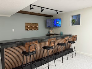 Interior - NEW to VRBO! Sleeps 10 close to all attractions including BMS, King, DT & Casino (Bristol)