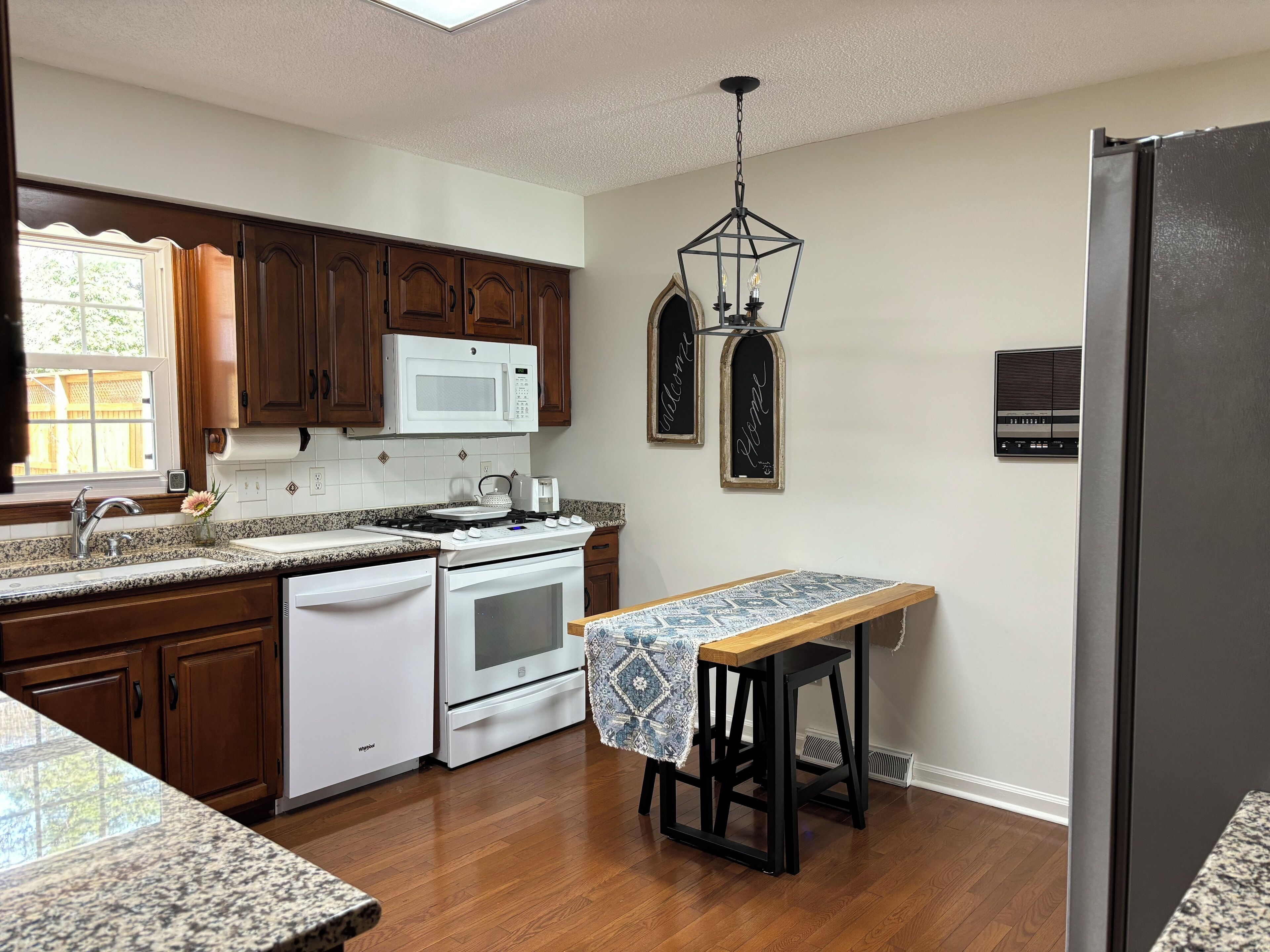 Mikrovågsugn, ugn, spishäll och diskmaskin