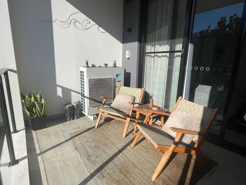 Bright West-Facing Apartment + Study & Parking