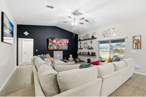 TV, books - Treasure Coast Tranquility Home (Port St. Lucie)