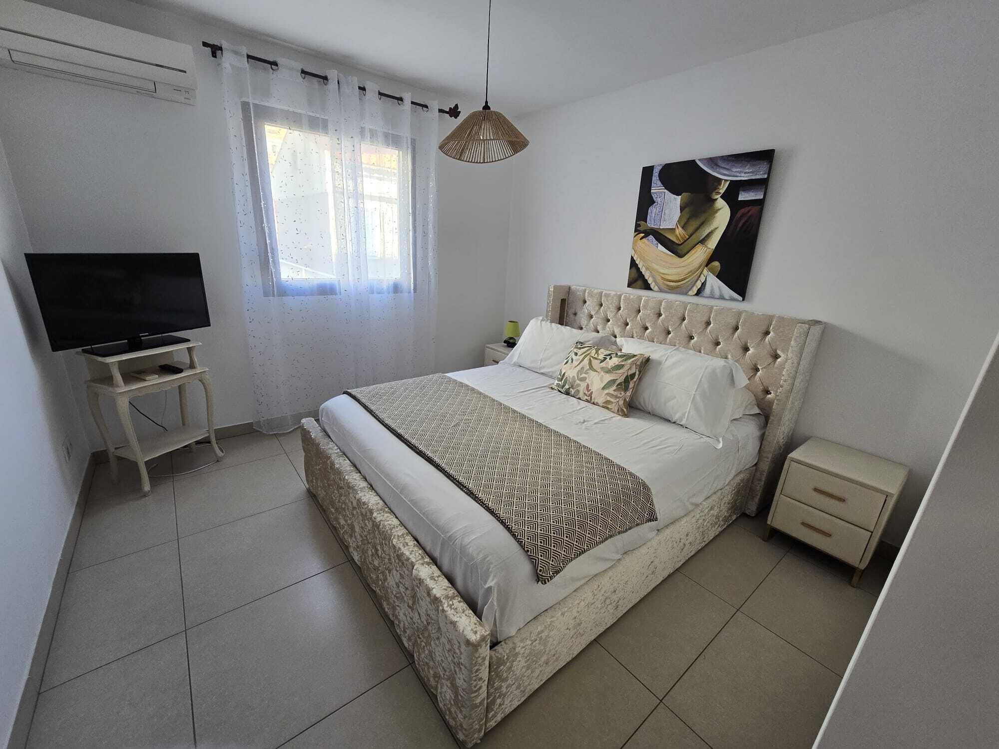 2 slaapkamers, een strijkplank/strijkijzer, reisbedje, gratis wifi