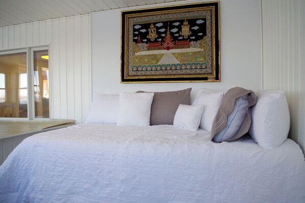 5 bedrooms, iron/ironing board, WiFi, bed sheets