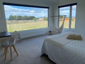 Desk, free WiFi, bed sheets - Casa Cálida natural environment with view of the Strait of Gibraltar (Magallanes y la Antártica Chilena)