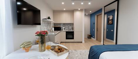 Iron/ironing board, WiFi, bed sheets