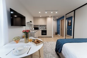 Een strijkplank/strijkijzer, wifi, beddengoed