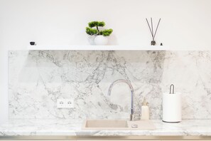 Suihku, hiustenkuivaaja, pyyhkeet, saippua