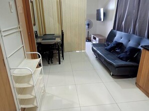 Condo, 2 Bedrooms | Ruang tamu