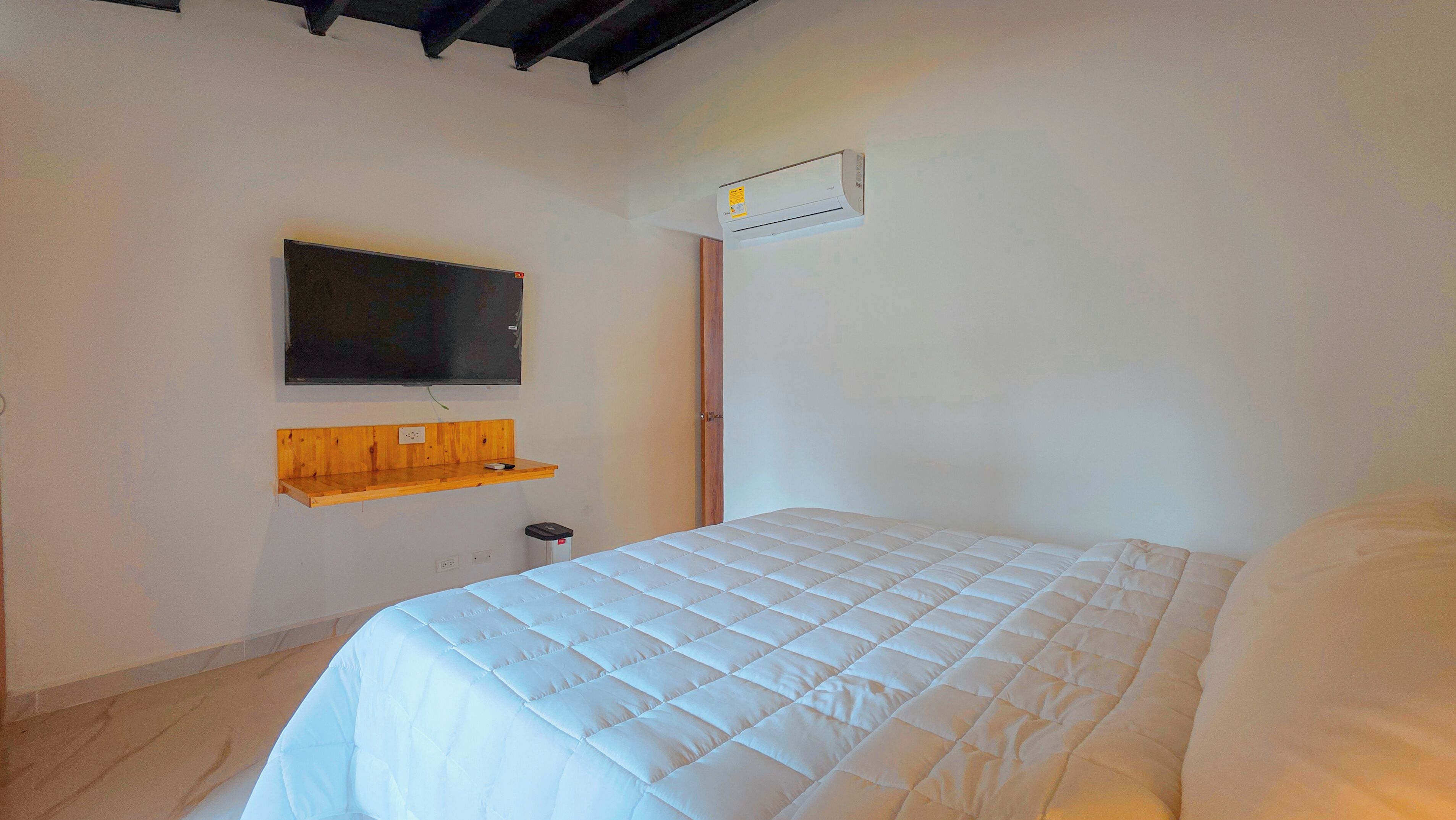 Basic Room | Desk, laptop workspace, free WiFi