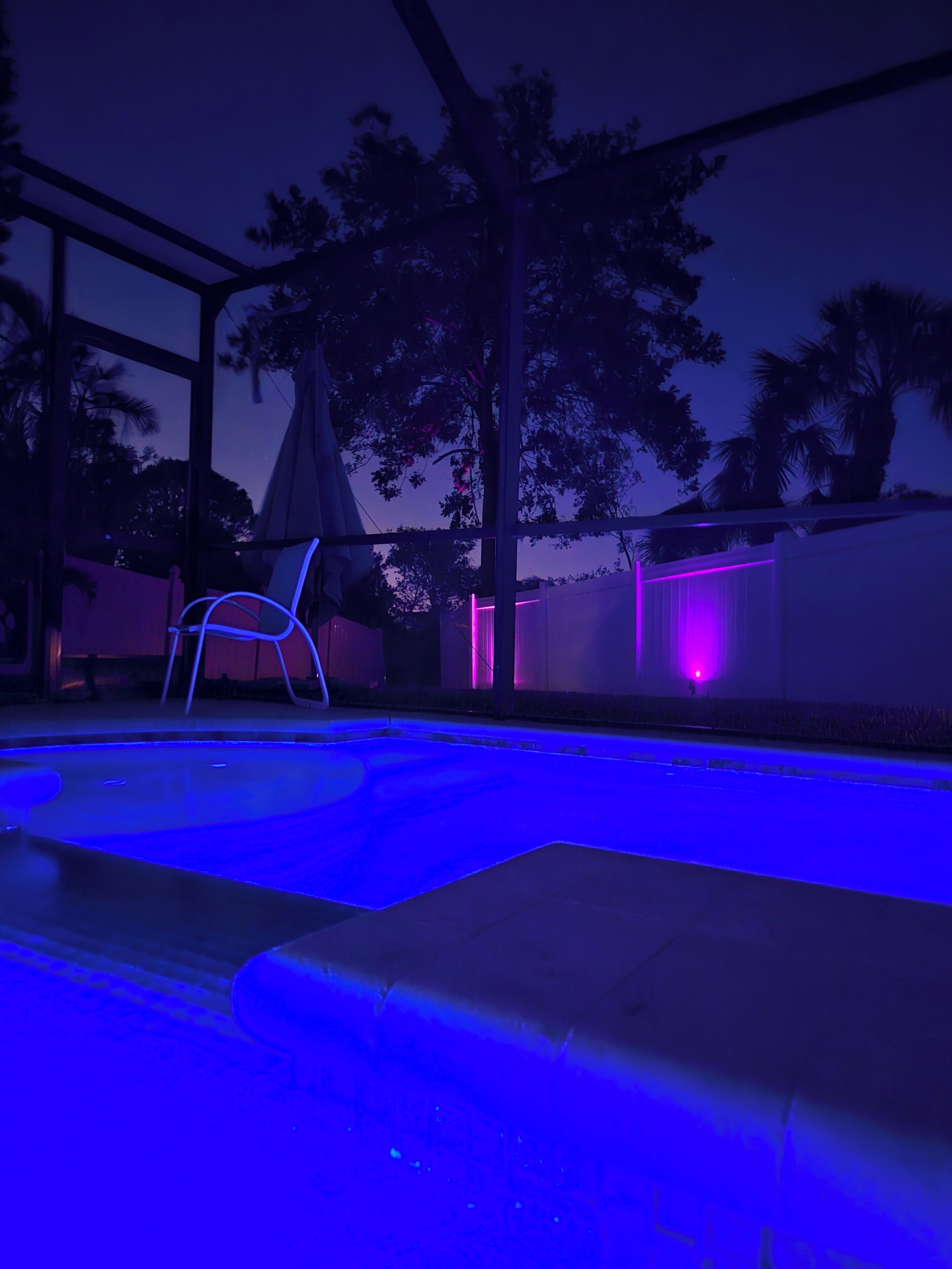 Utendørsbasseng og et oppvarmet basseng