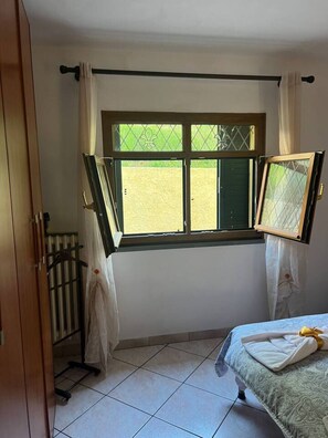 Desk, WiFi, bed sheets