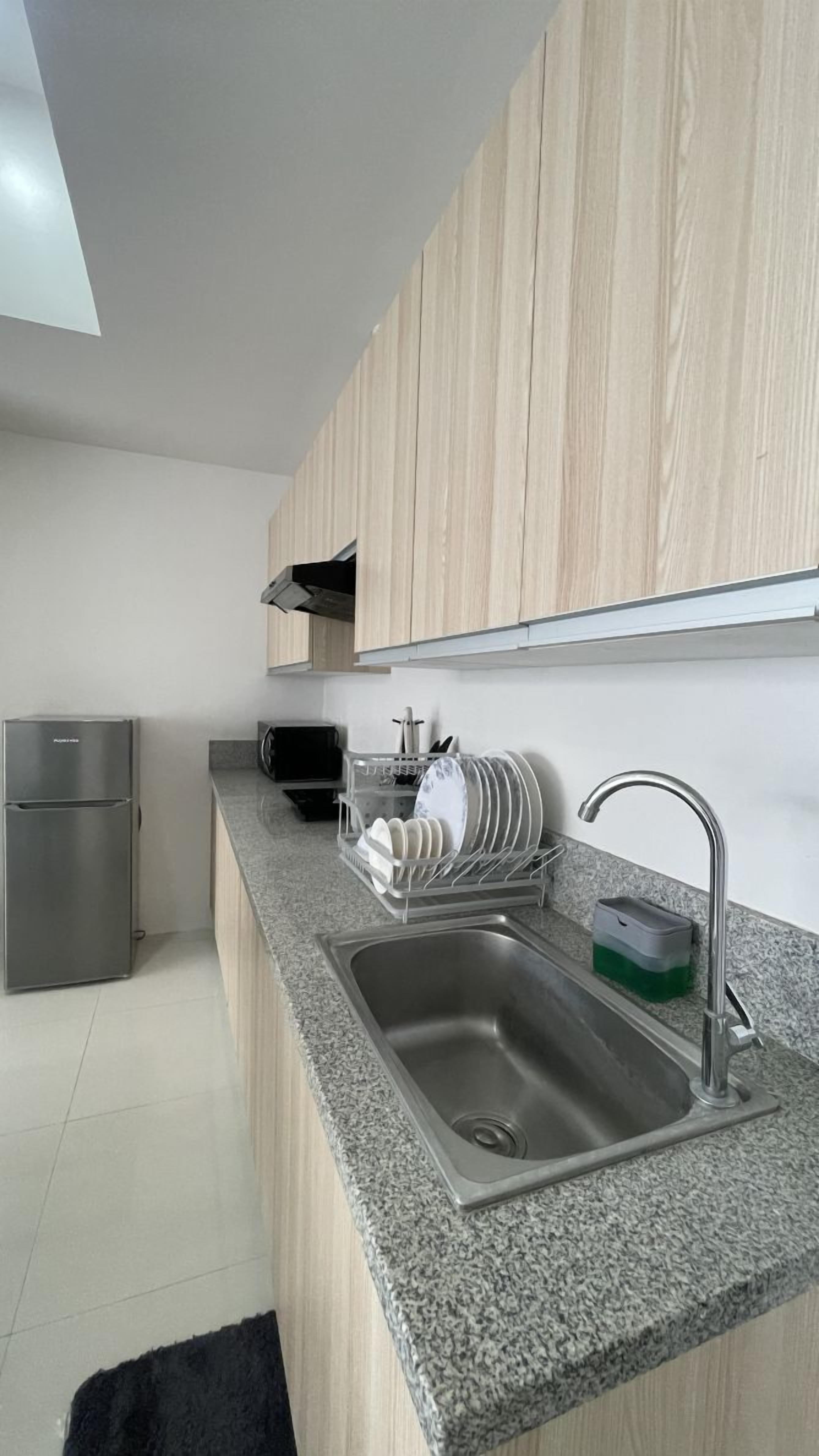 Réfrigérateur, micro-ondes, plaque de cuisson