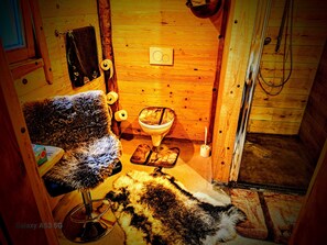 Dusj, hårføner, håndklær og såpe