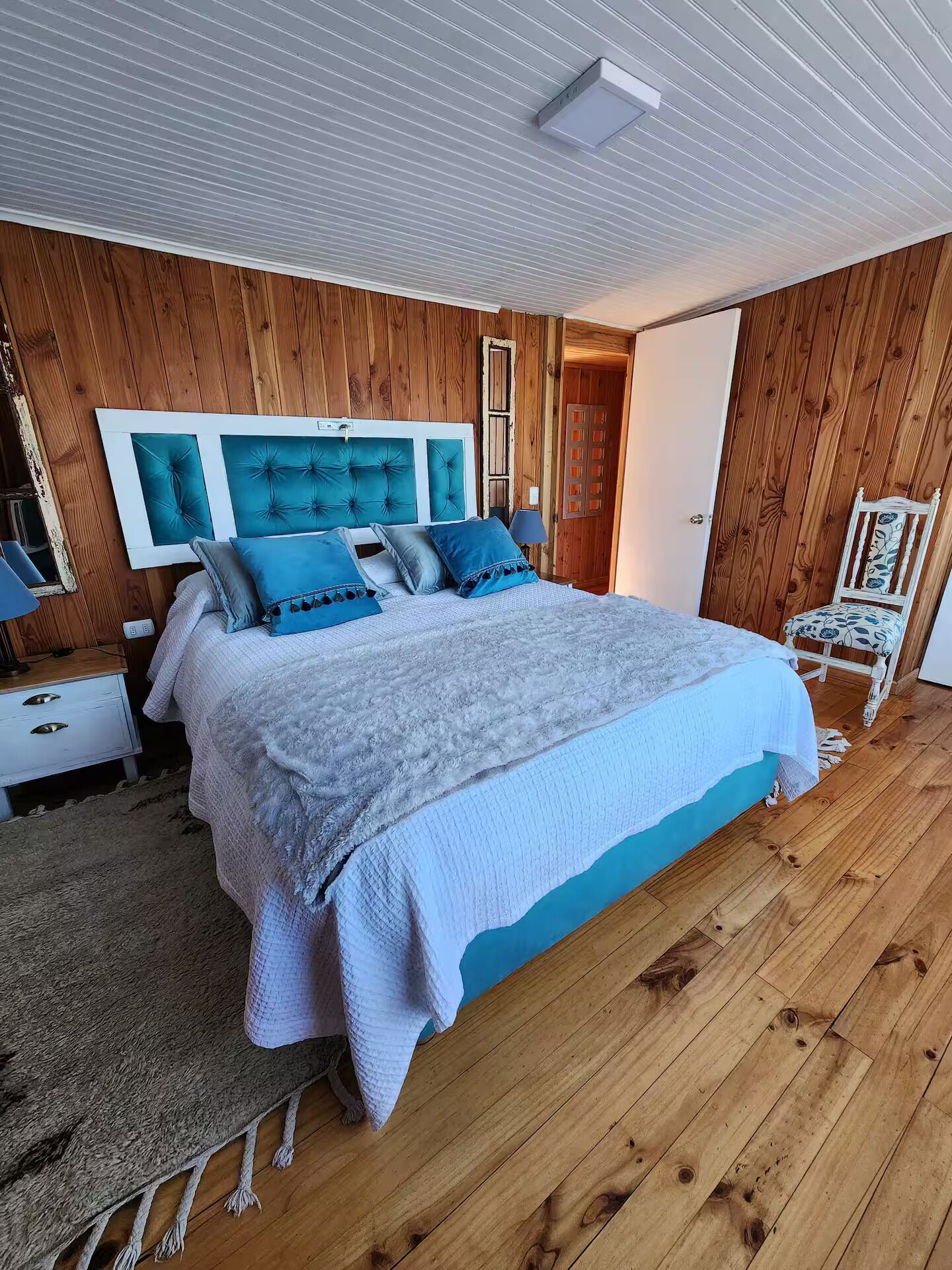 Tabla de planchar con plancha y ropa de cama