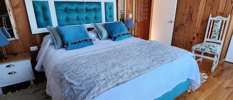 Tabla de planchar con plancha y ropa de cama